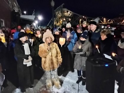 Vigil held in Joliet for Alex Pretti, calls for abolishing ICE