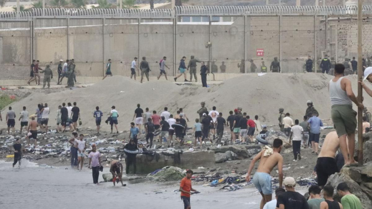 Alertă în Ceuta și Melilla: O nouă intrare în masă a migranților, mobilizată pe rețelele sociale pentru 15 august. Marocul sporește forțele de securitate