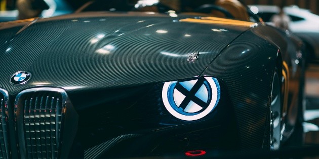 Qué significa la "X" en los faros de los autos y por qué es peligrosa