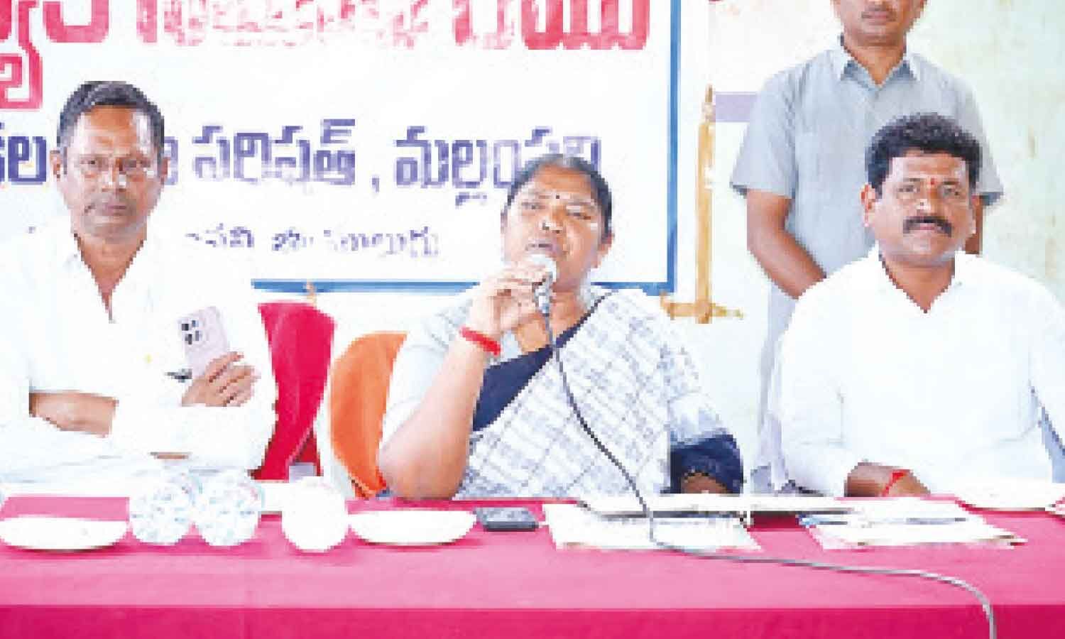 Seethakka rallies public support for Jalasiri to strengthen water security
