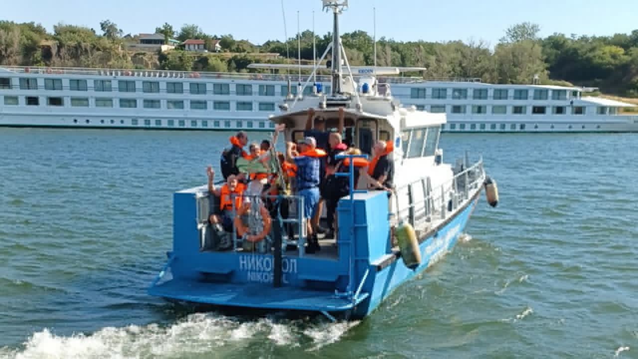 Cruise ship passengers rescued after vessel runs aground