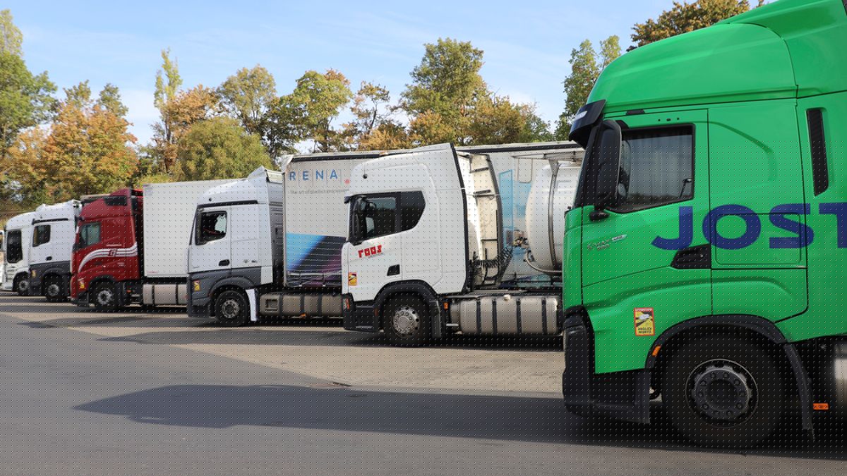 Niedrigwasser am Rhein: Was bringt die Aussetzung von Lkw-Fahrverboten?