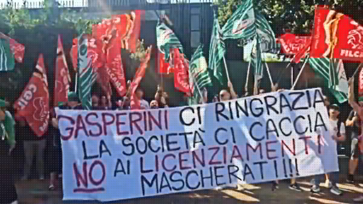 “Gasperini ci ringrazia, la società ci caccia. No ai licenziamenti mascherati!”: la protesta dei dipendenti della Roma, sciopero a Trigoria
