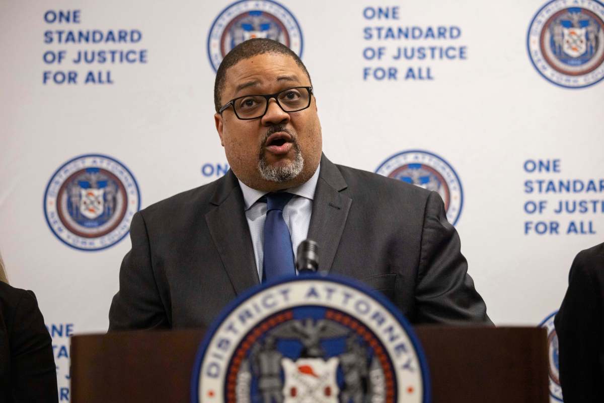 Fiscalía de Manhattan acusa a empleado por robar dinero en refugio