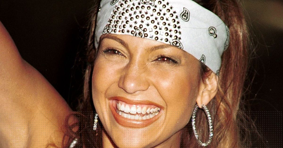 La prenda nostálgica del día: La bandana, el pañuelo más popular de los 90 que Jennifer Lopez convirtió en icono