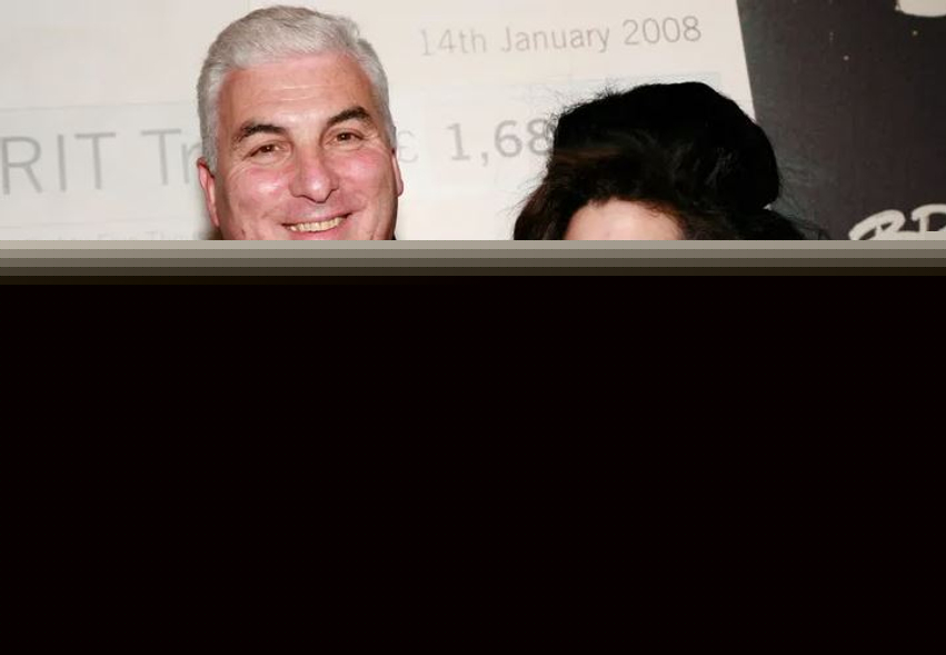 Babai i Amy Winehouse humb gjyqin, detyrohet t’i paguajë 1.1 mln euro dy mikeshave të vajzës së tij