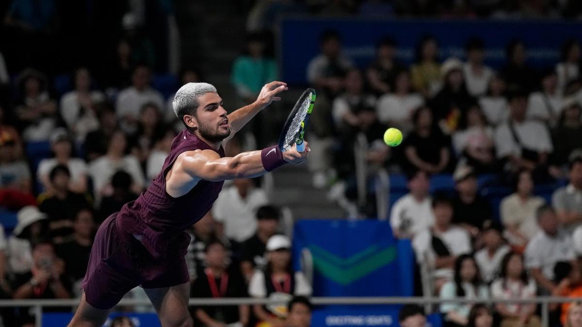 Alcaraz rallies past Ruud to book Fritz final in Japan