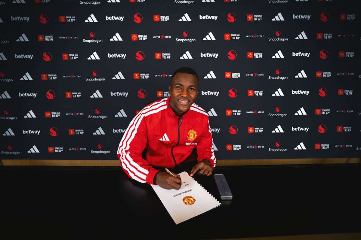 Manchester United confirm new midfield signing after year-long pursuit