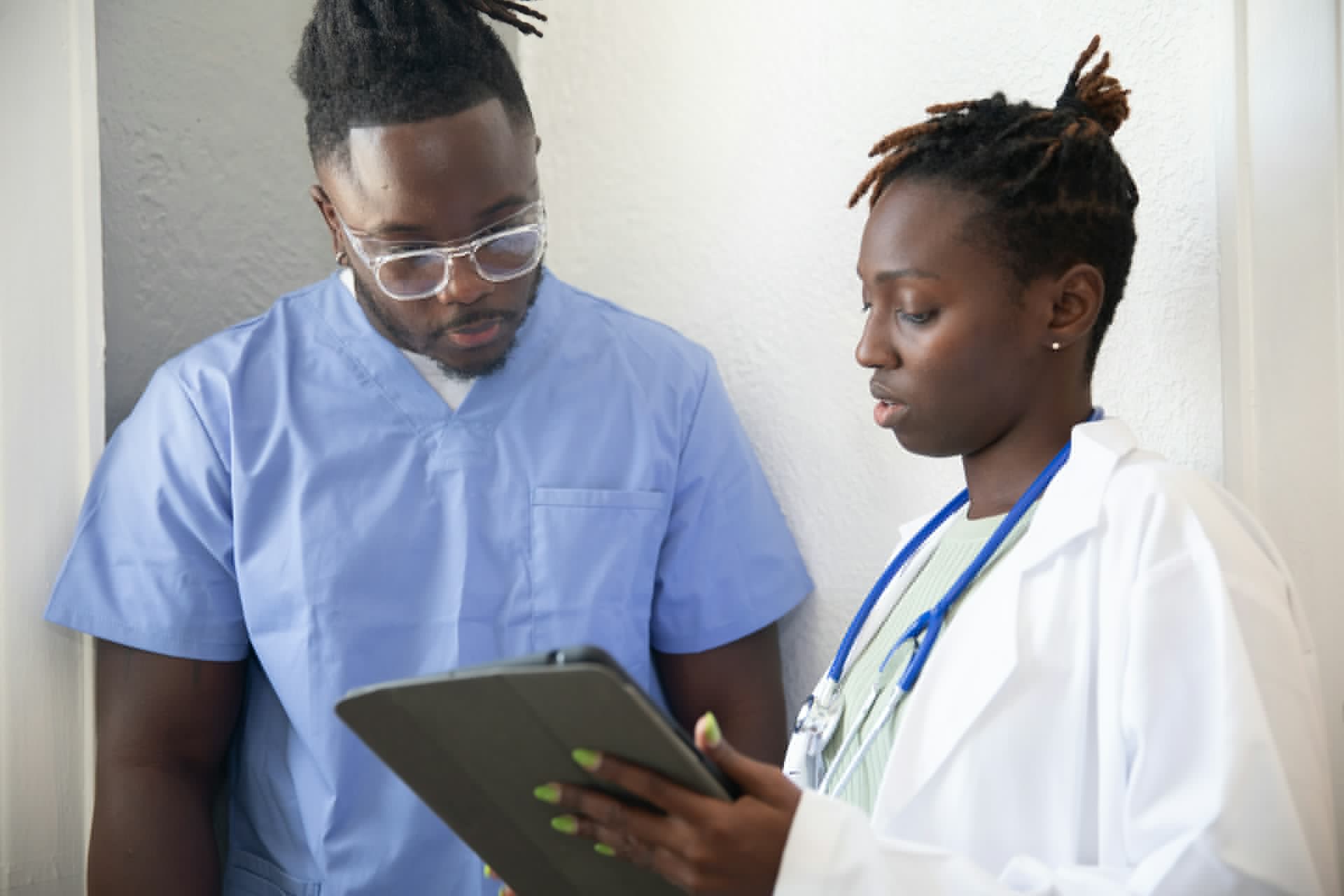 Why Healthcare Professionals Prioritize Early Detection of Symptoms of Alzheimer’s Disease