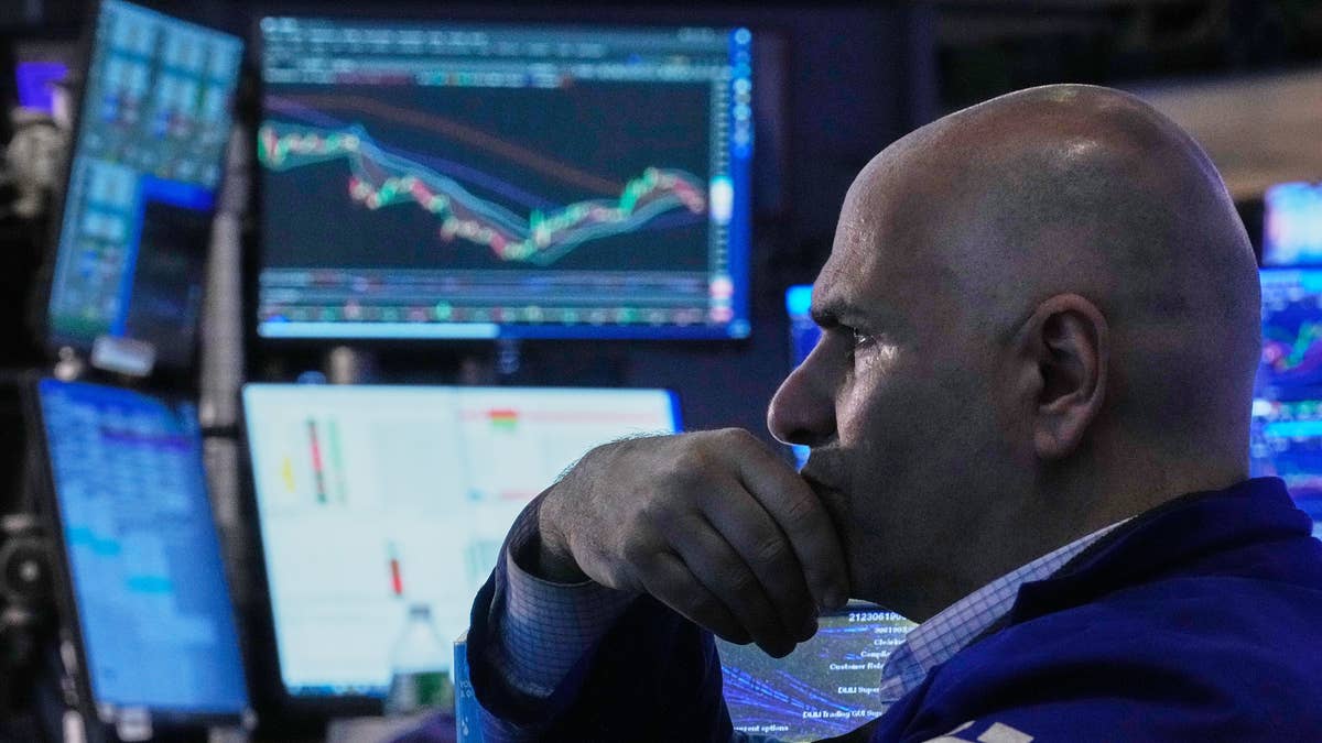 Lång rad rapportförlorare på rött Wall Street