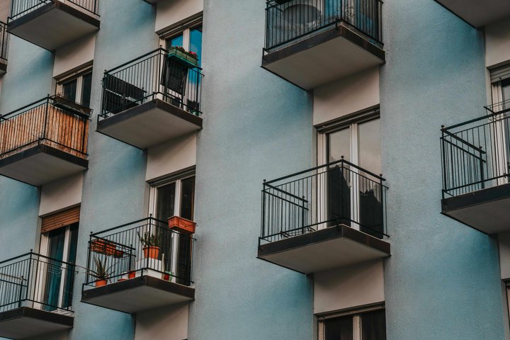 Banky v červnu poskytly hypotéky za 48,9 miliardy. Lidé si na vyšší hypoteční sazby zvykají, rozhoduje hlavně cena nemovitostí