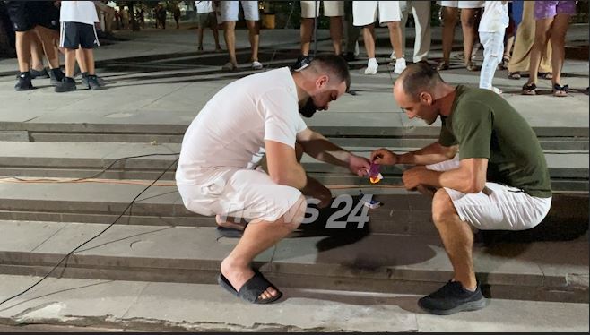 Divjaka proteston! Banorët kundër bashkimit me Lushnjën, djegin teserat e PS: Mos na prekni identitetin!