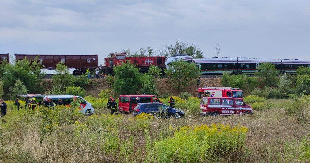 (Foto) Sudar putničkog i teretnog voza kod Bjelovara: Povređeno 20 osoba od kojih šest teže