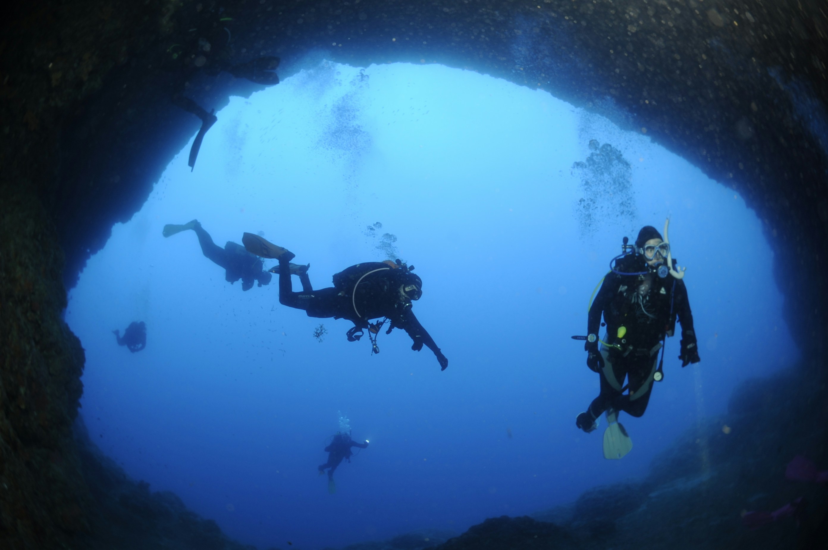 Dump Your Cave Diver BF: People Are Being Told to Break Up with Red-Flag Risk-Seekers