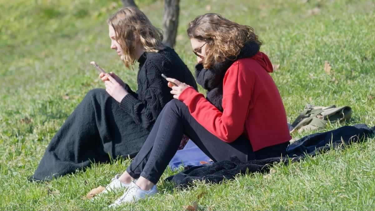 Cehia interzice telefoanele mobile în școli. Elevii nu le vor putea folosi nici măcar în pauze