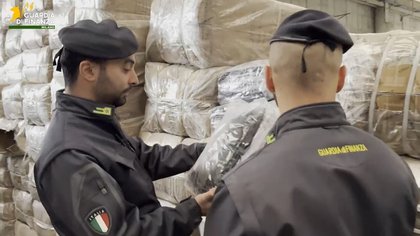 I falsi abiti di Armani stipati vicino a uno showroom: maxi sequestro da 65mila capi