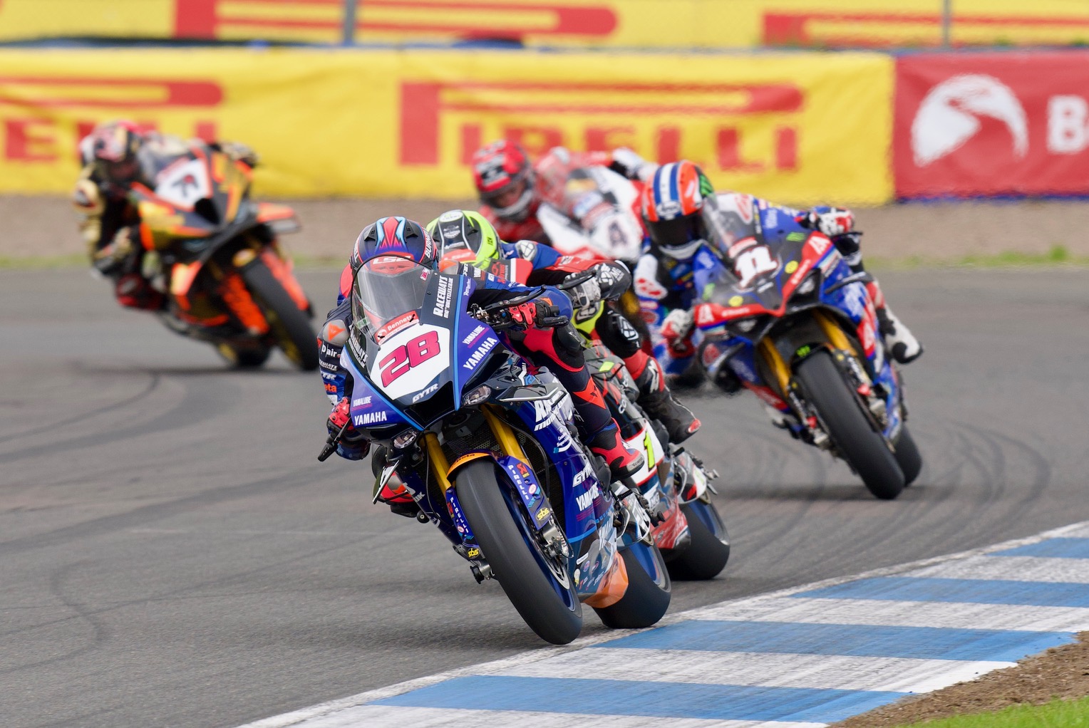 200mph, slipstream battles and a title fight: British Superbikes roar back into Thruxton