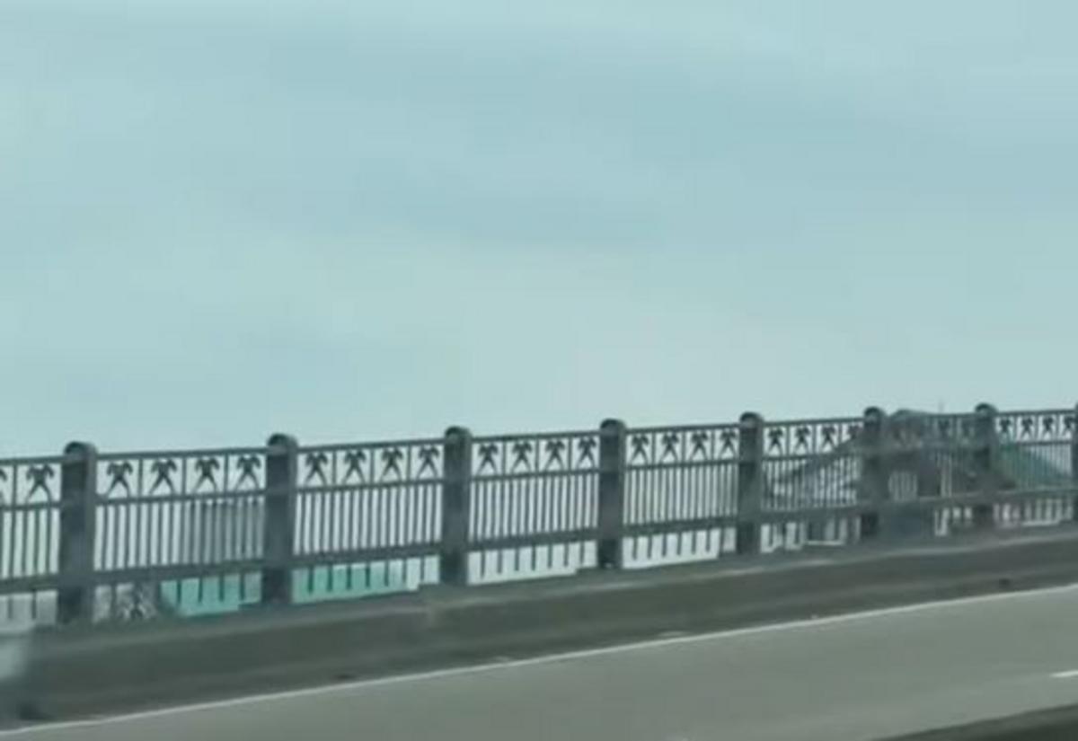 How Many Crossed Pistols Decorate the I-10 Bridge?