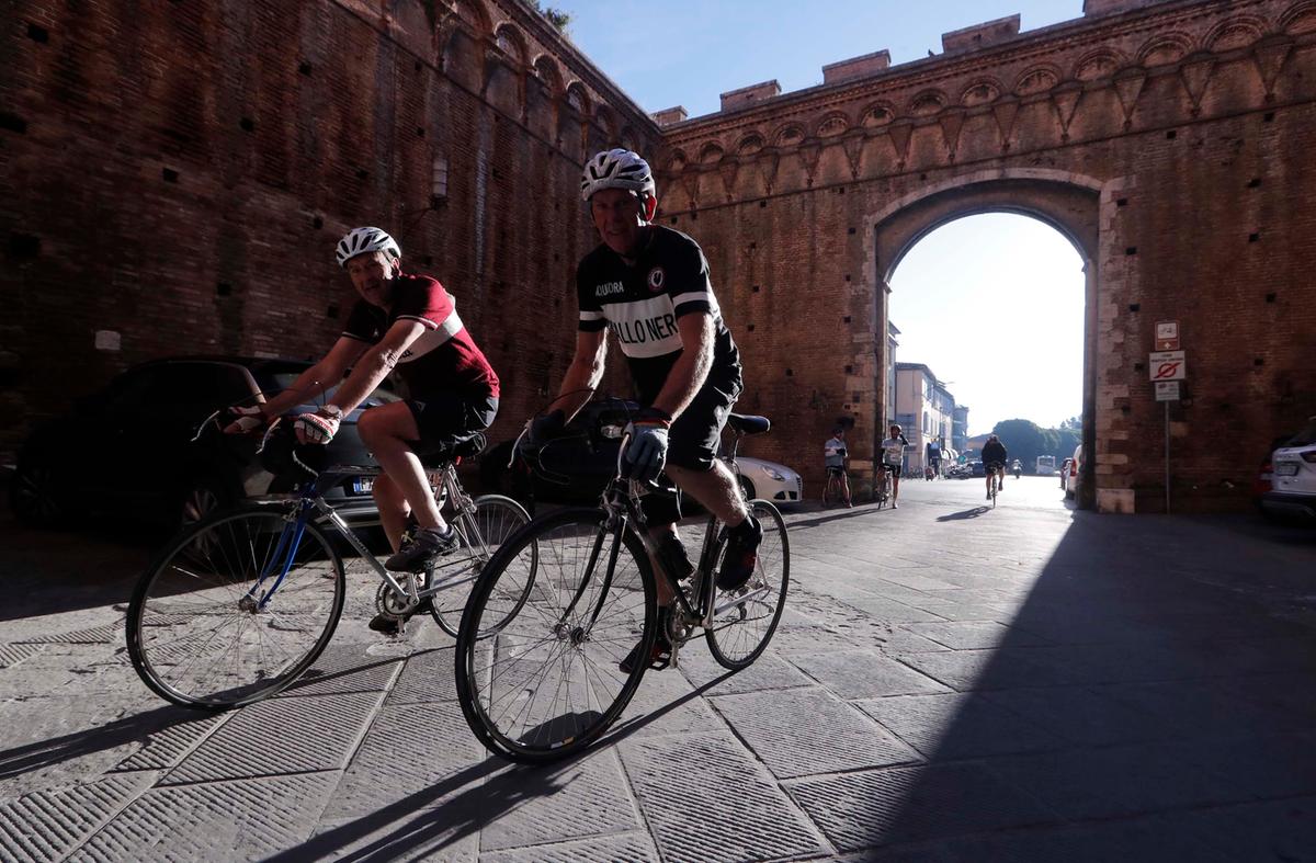 Partenza all’alba, bici d'epoca e un percorso (da sogno) tra gli ‘sterri’ di Siena. E’ partita l’Eroica, la festa del ciclismo