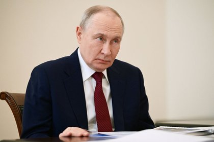 Framed photo of Putin hangs next to Trump’s family photos at White House