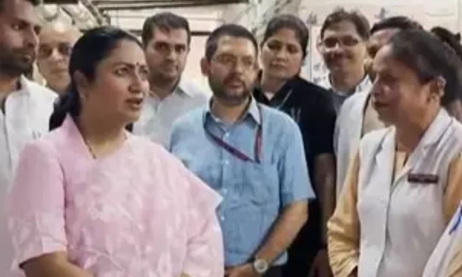 Delhi CM Rekha Gupta visits Lal Bahadur Shastri Hospital, reviews health services