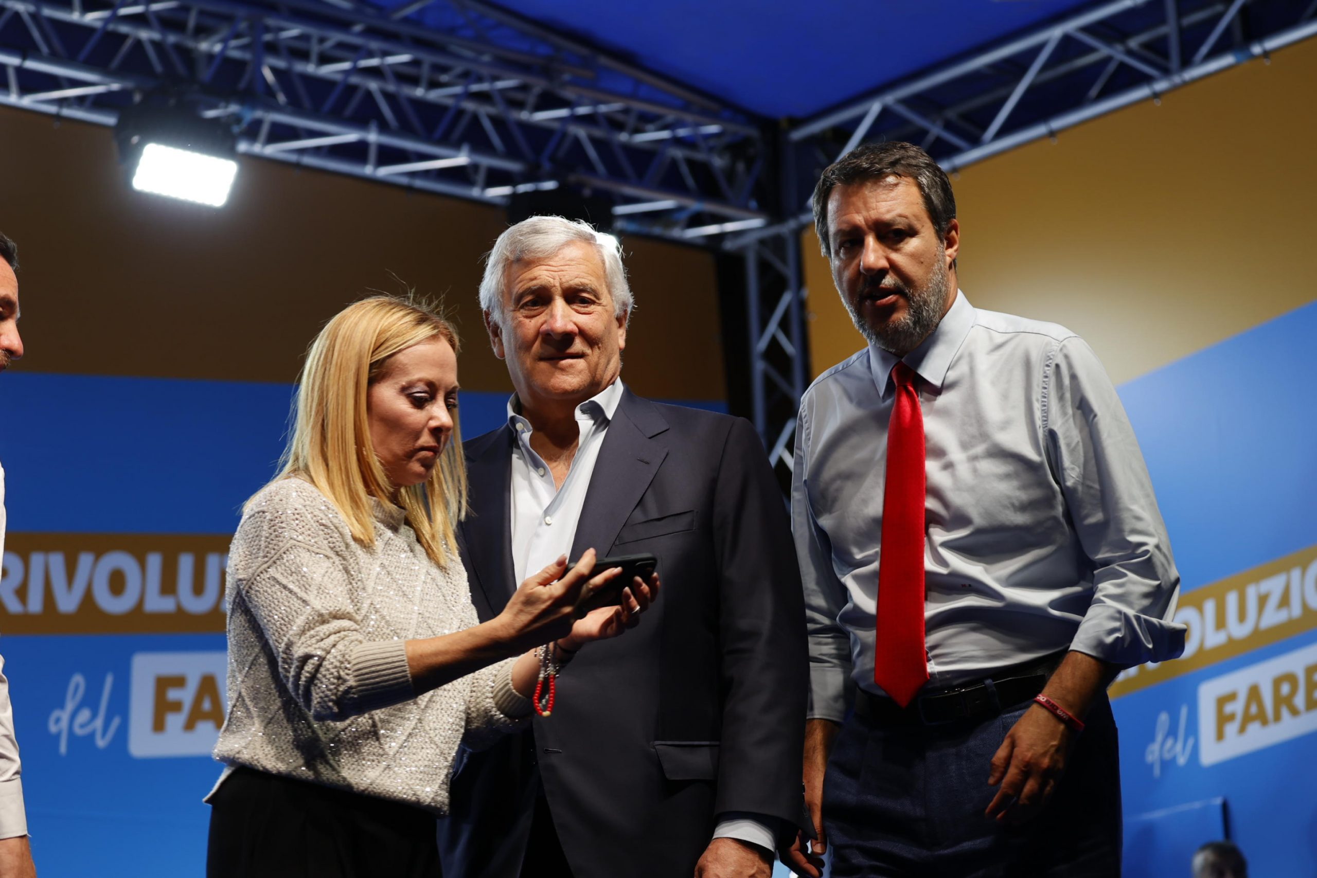 Il film della manovra: le toppe dei politici alle falle del bilancio