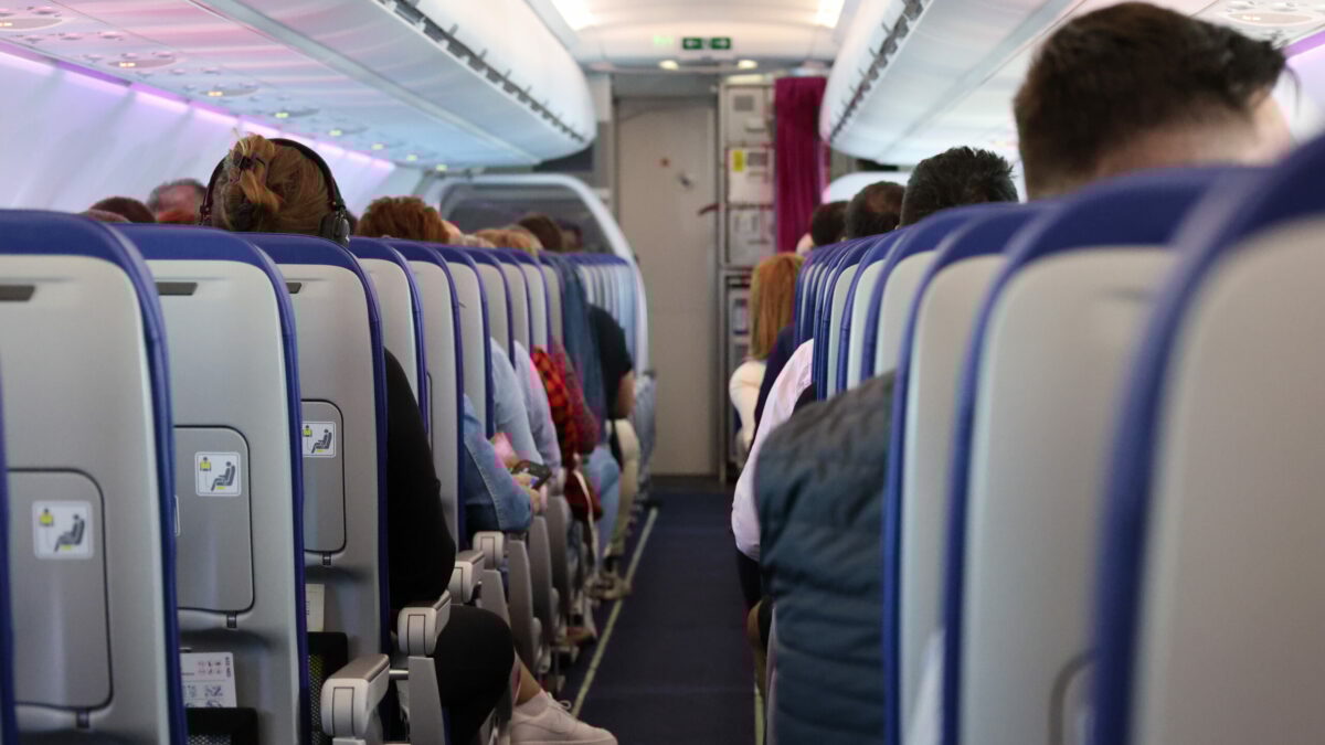 “Scalzi in cabina, manicure al posto e picnic sui sedili”, il 48% degli italiani si comporta in aereo come a casa propria: ecco come il galateo si annulla durante un volo