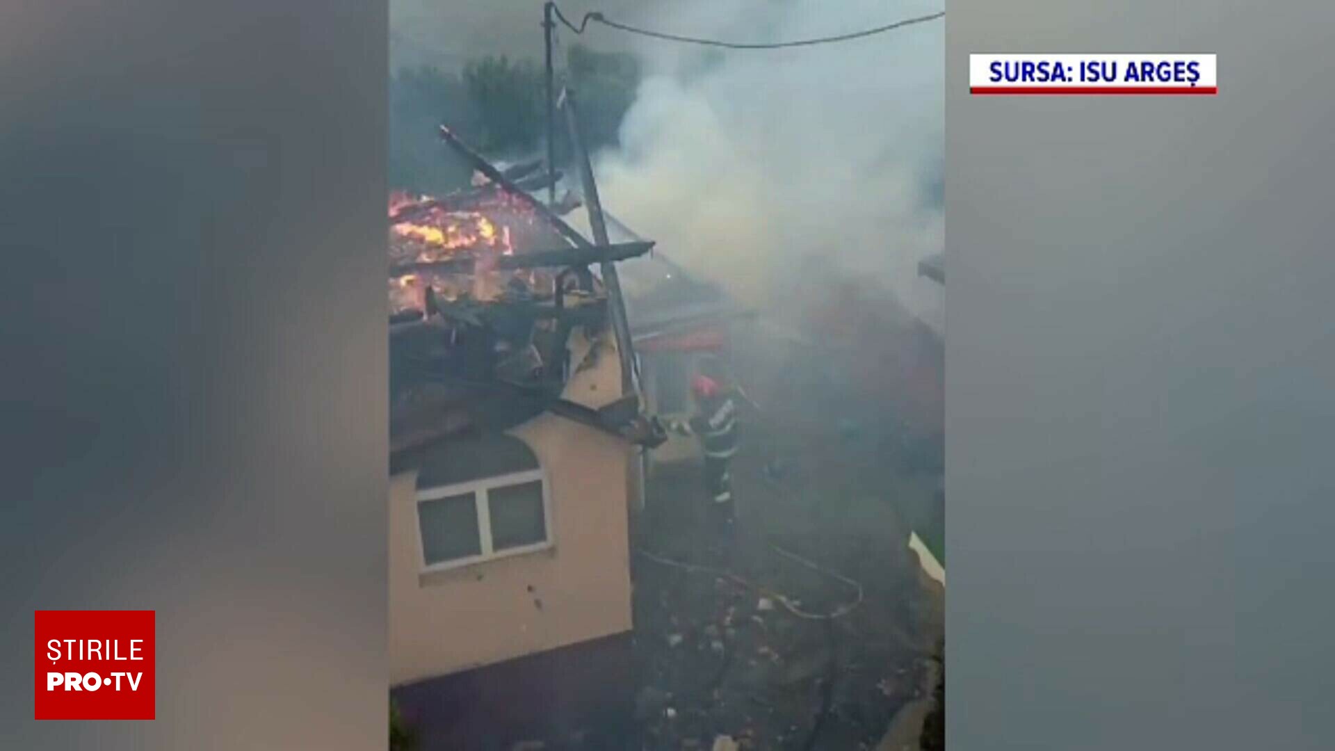 Incendiu puternic în Argeș. Pompierii au luptat patru ore cu flăcările care au distrus o casă