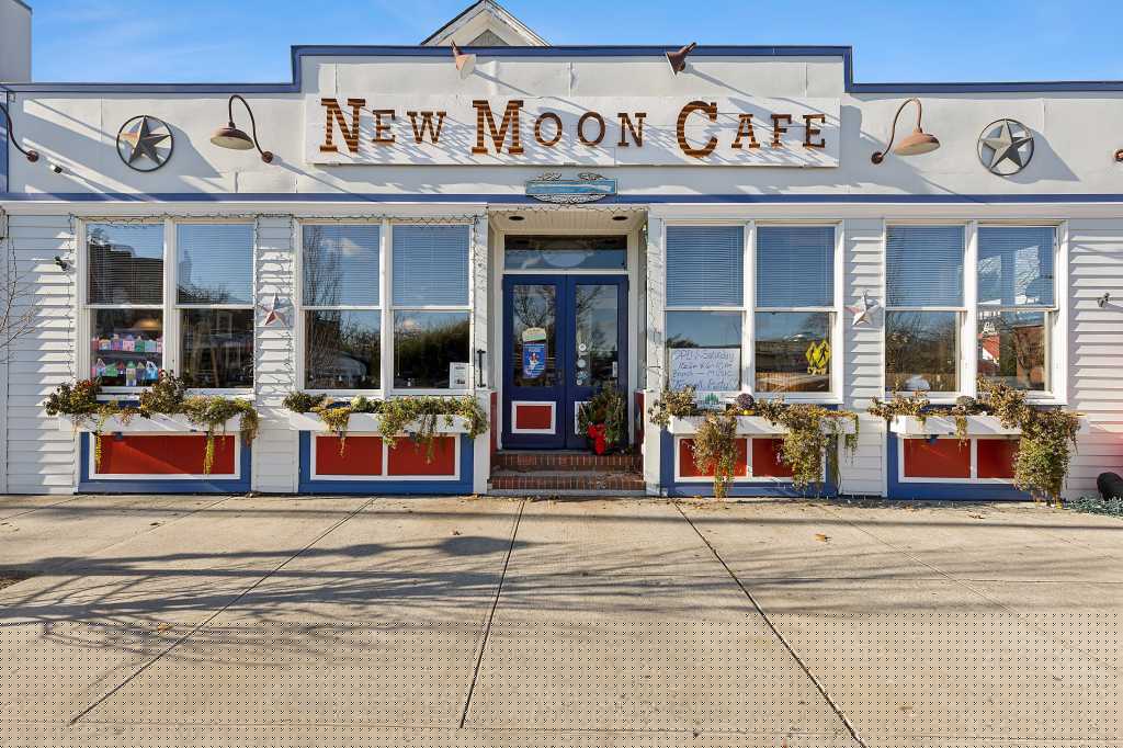 Mary’s Pizza Owners In Contract to Buy East Quogue’s New Moon Caf Property