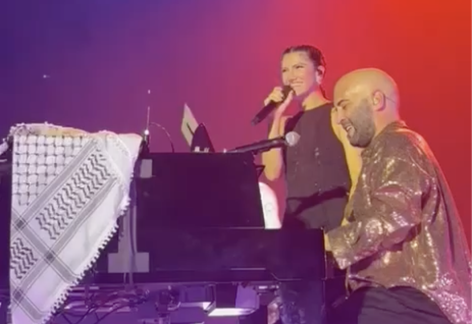 “Grazie alla Flotilla, l’umanità è ancora possibile”: Negramaro in concerto al Forum “Free Palestine”. Elisa arriva sul palco con la kefiah – IL VIDEO