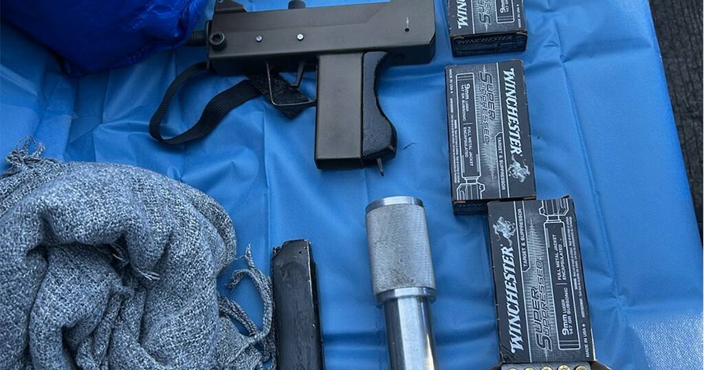 Submachine gun sale busted after police stop car carrying firearm and cocaine