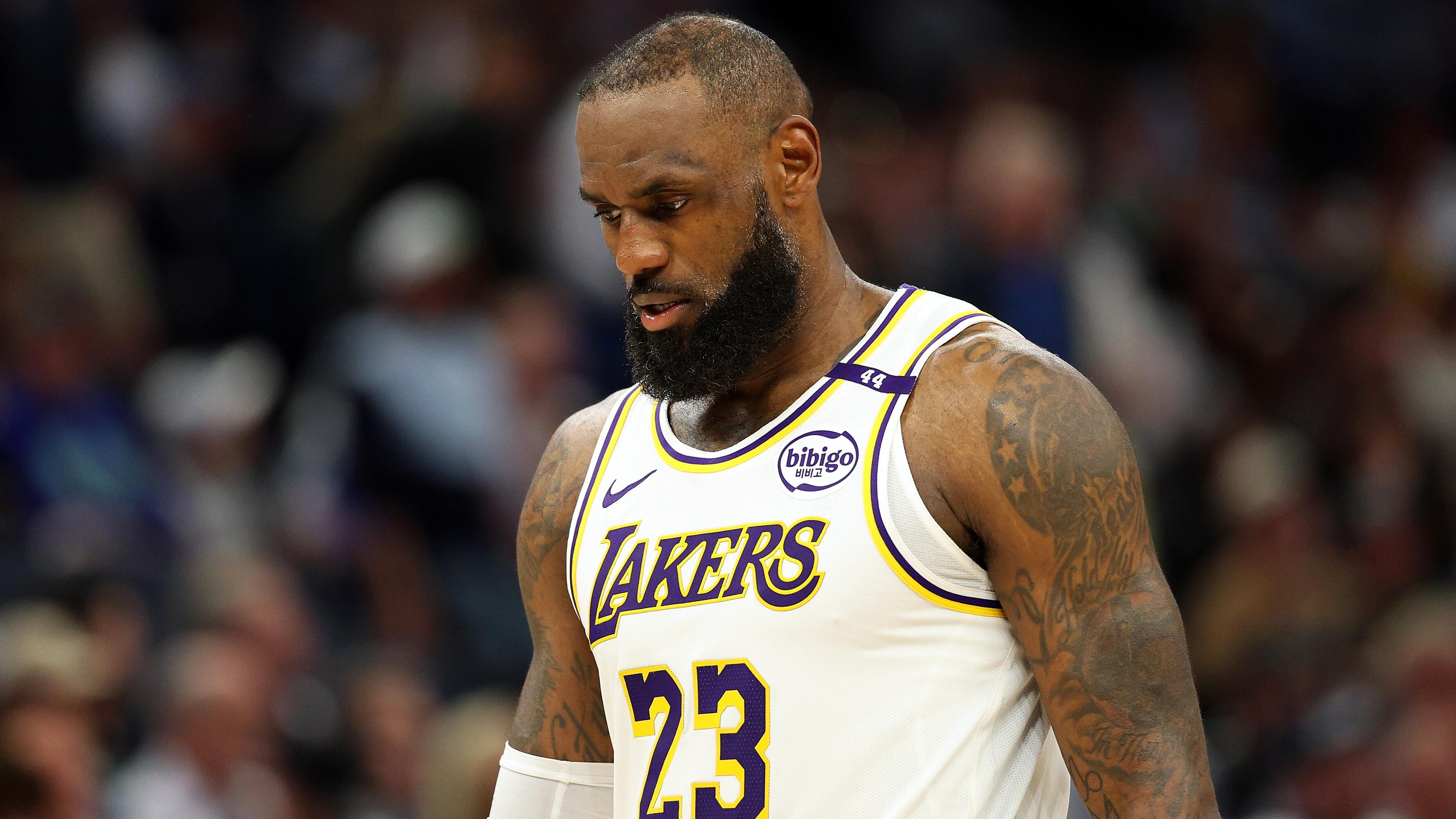 Lakers' LeBron James Has Nerve Issue, Reportedly Will Be 'Overly Cautious' at Practice