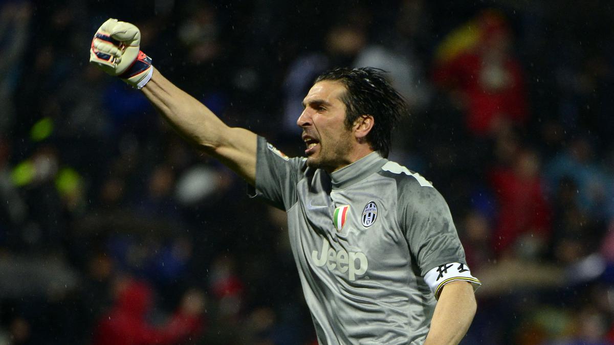 Gianluigi Buffon Bandingkan 2 Kiper Incaran Juventus