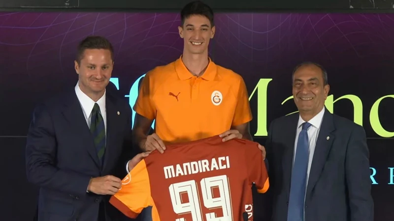 Galatasaray'da voleybolcu Efe Mandıracı için imza töreni düzenlendi
