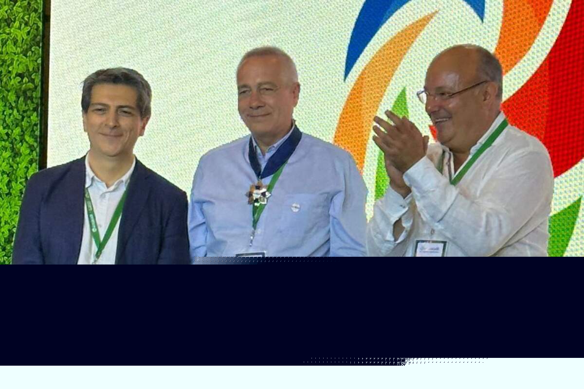 Pere Navarro rep la medalla de mèrit de FITAC a Colòmbia