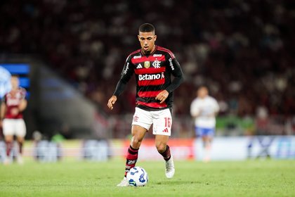 Mesmo sendo titular frequente, Samuel Lino oscila e ainda busca deslanchar após dois meses no Flamengo
