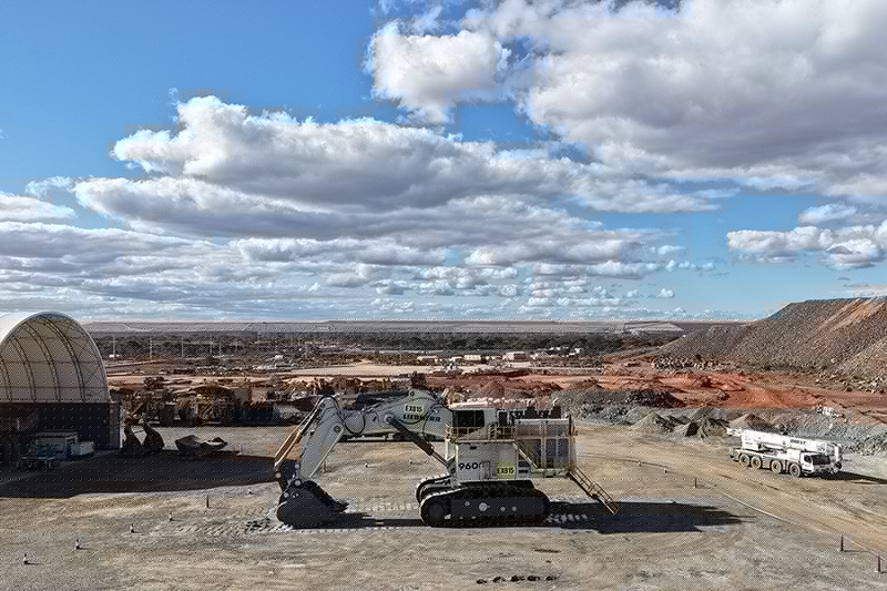 Super Pit lands its first 600‑tonne Liebherr
