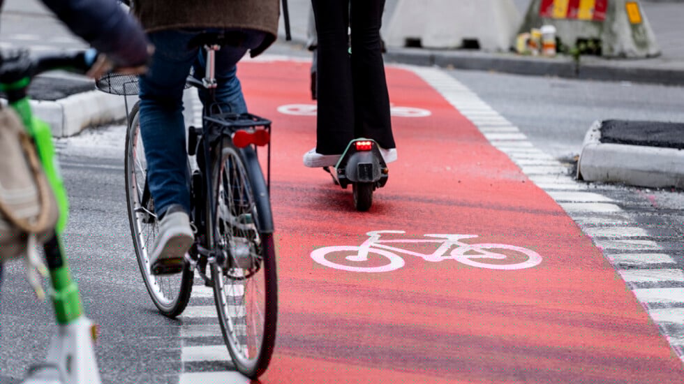 Gav sonen elsparkscykel – döms till dagsböter