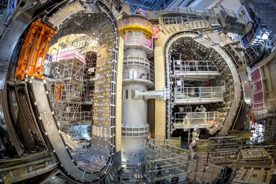 Fusionsanlæg foran tidsplan: Har installeret supermagnet seks måneder tidligere end planlagt