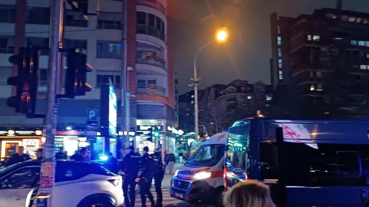 TRUDNICI POZLILO, PA UDARILA U POLICIJSKO VOZILO Saobraćajka na Vračaru: Na licu mesta Hitna pomoć