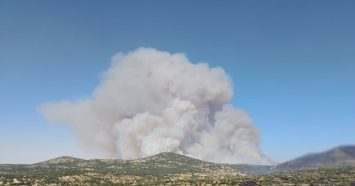 La reactivación del incendio de Navas de San Antonio obliga al desalojo de Los Ángeles de San Rafael y Vegas de Matute
