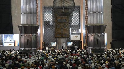 Contoh Teks Khutbah Jumat tentang Pentingnya Shalat Tepat Waktu