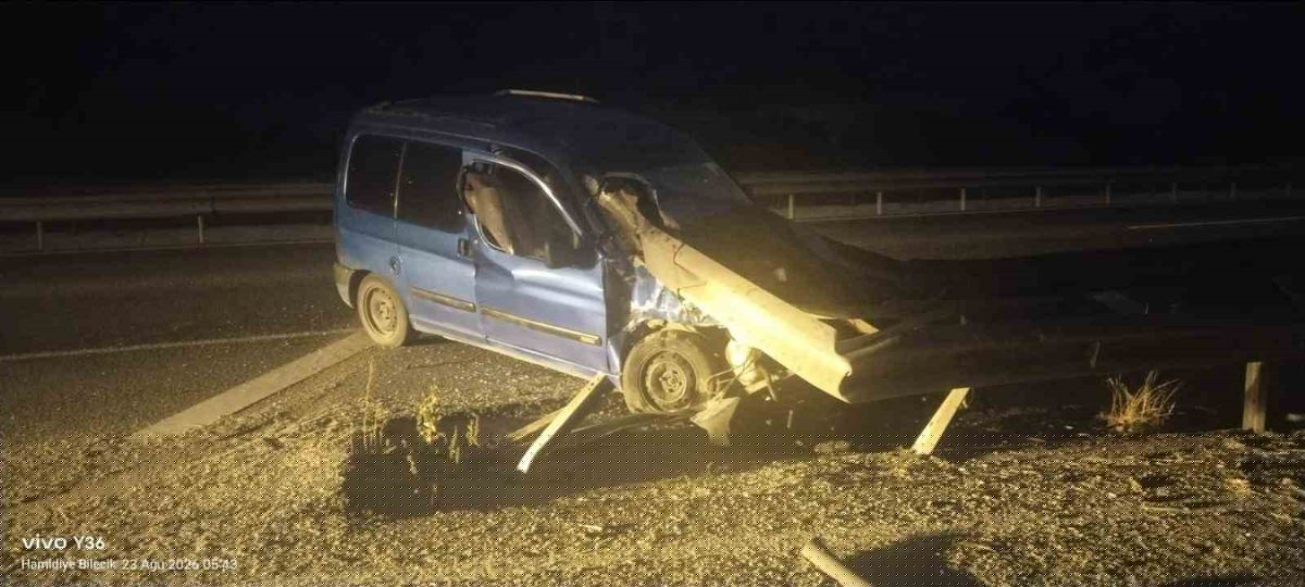 Bozüyük'te Sürücünün Uyuması Sonucu Bariyerlere Çarpan Otomobilde 1 Yaralı