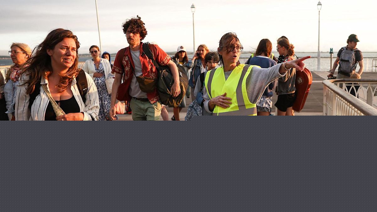 Tens of thousands evacuated from French tourist spot and near Madrid as wildfires spread
