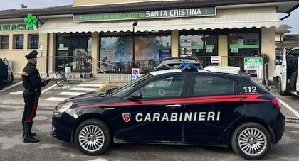 Colpo in farmacia, sfonda la vetrina con ascia e martello: arrestato 32enne
