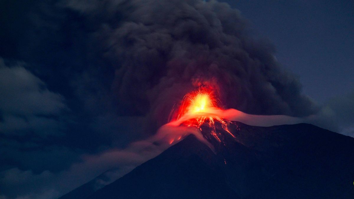 Vulkan in Guatemala ausgebrochen: »Volcán de Fuego« stößt Aschewolke aus