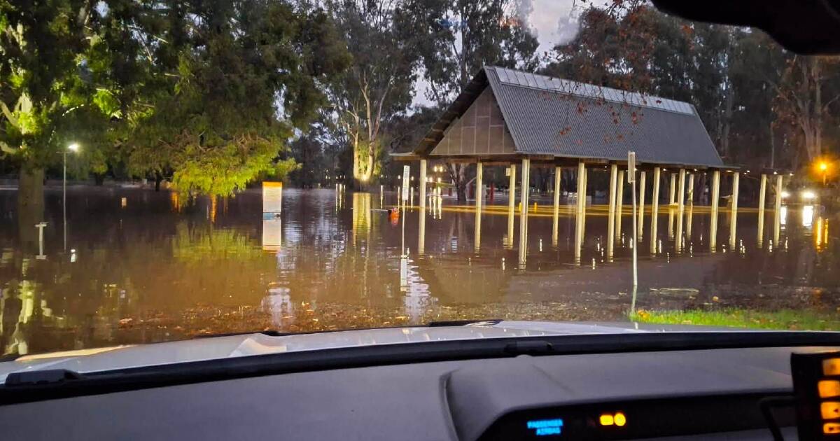 Rising river levels prompt sandbagging mission by team of emergency volunteers
