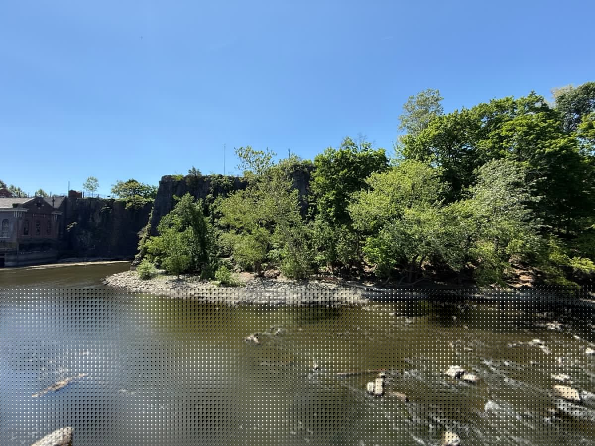 Tragedia en Nueva Jersey: un niño murió tras rescatar a su hermana de un río y buscan a otra menor