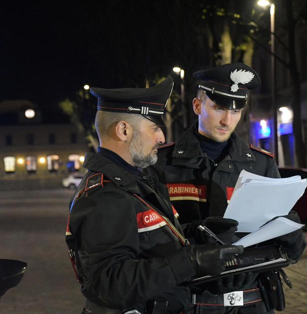 Litiga in strada e accoltella il rivale. Denunciato per lesioni e porto d’armi