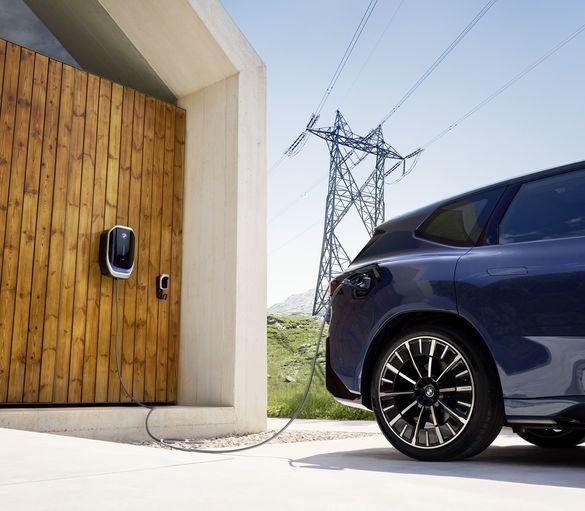 Scambio di energia fra auto e rete elettrica. Vantaggi fino a 720 euro